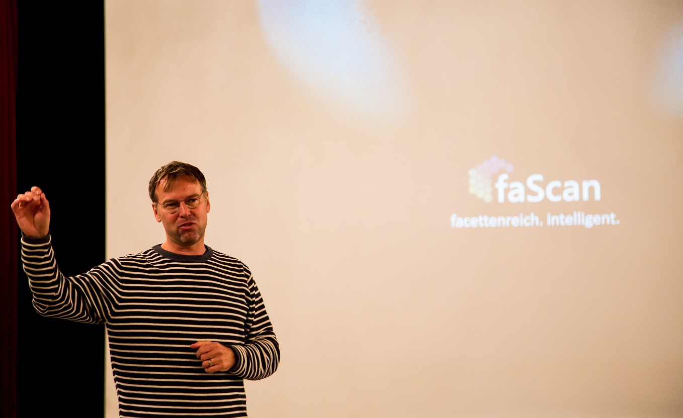Siegfried Fichtler, Geschäftsführer der PRO-DIRECT-FINANCE, bei der Präsentation von faScan.